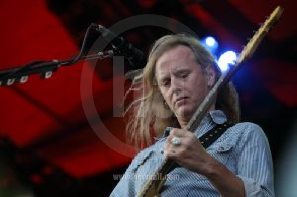 Jerry Cantrell performing live
