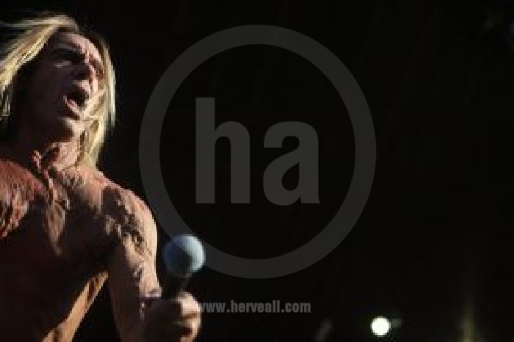 Iggy Pop Brandishes his microphone until the end 