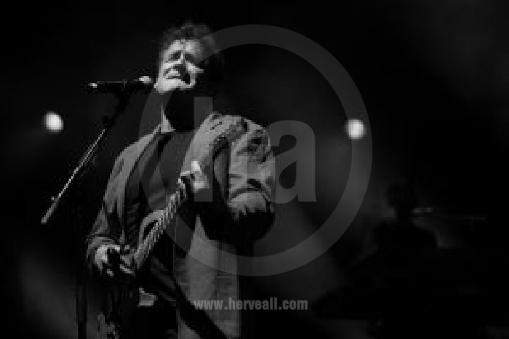 Johnny Clegg with guitar grayscale 