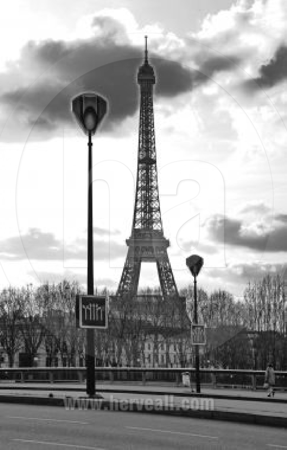 Eiffel tower w&b