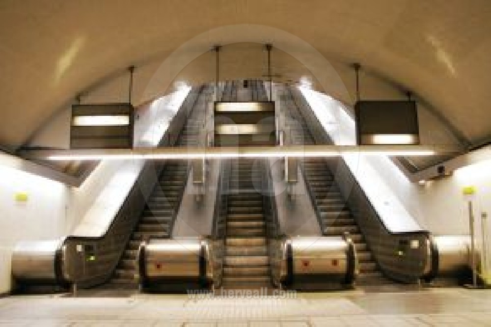 escalator metro